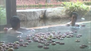 一個個蘋果漂浮在浴槽內(nèi)（NHK網(wǎng)頁截圖）。