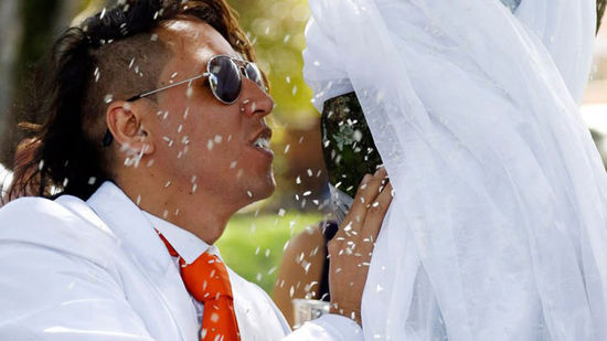 哥倫比亞一男子與樹結(jié)婚 倡導(dǎo)環(huán)境保護(hù)(組圖) 哥倫比亞一男子與樹結(jié)婚 倡導(dǎo)環(huán)境保護(hù)(組圖)