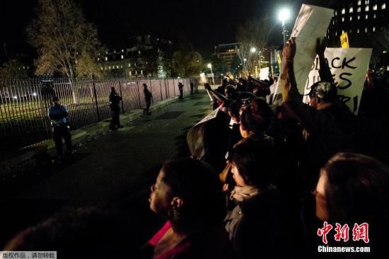 美國(guó)白宮前擠滿了抗議槍殺黑人青年的白人警察免遭起訴案件的美國(guó)民眾。