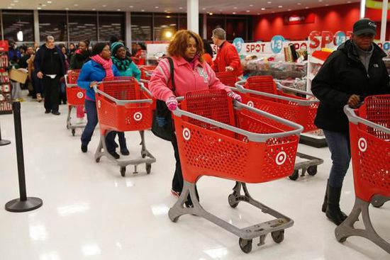 在整個(gè)感恩節(jié)假期，美國(guó)零售業(yè)銷售下降11%，為連續(xù)第二年下降。