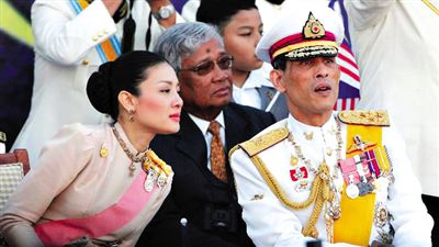 蒙西拉米左與哇集拉隆功王儲右一同參加活動。