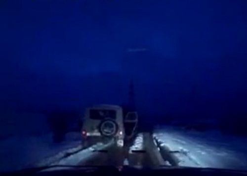 　　警察成功打開(kāi)可疑汽車的車門并登上汽車，司機(jī)見(jiàn)狀立即停車及棄車逃走，警察則下車?yán)^續(xù)追捕司機(jī)。