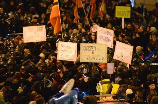 示威人群打出標(biāo)語。