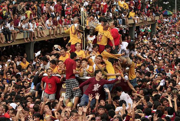 2011年“黑耶穌節(jié)”上，無數(shù)信徒希望觸摸到黑色耶穌雕像。