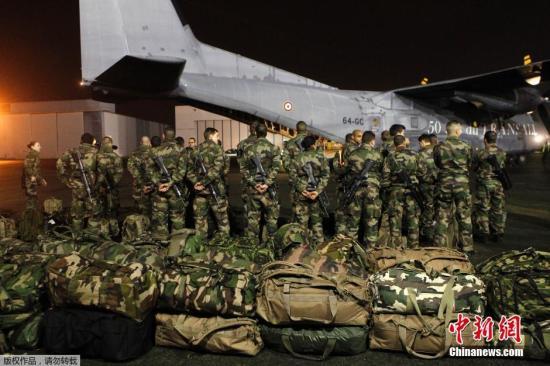 當?shù)貢r間1月7日，法國軍人抵達巴黎布爾歇機場。他們將被部署在巴黎，以增強巴黎市的安保力量。