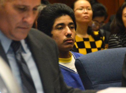 嫌犯卡門（中）在初審法庭上。（僑報網(wǎng)：圖片由法庭指定攝影師提供）