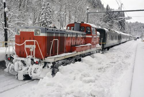 JR一臥鋪特急列車，因大雪在JR奧羽線津輕湯站附近拋錨，約130名乘客不得不在車上過夜。