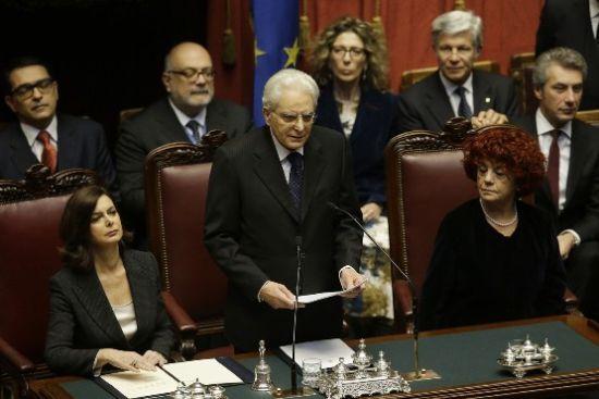 意大利新當(dāng)選總統(tǒng)塞爾焦·馬塔雷拉(中)。