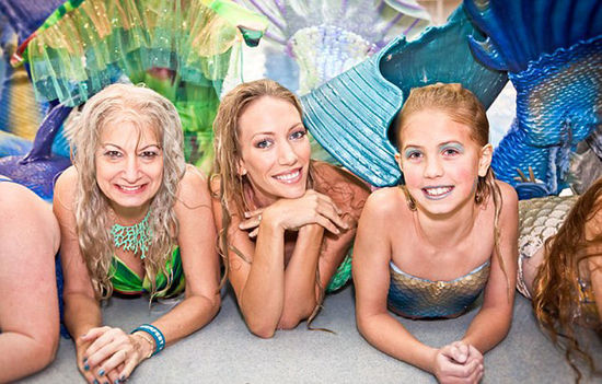 一年一度的Merfest大會在美國凱里舉行，數(shù)百男女齊聚那里慶祝成為“人魚”。（網(wǎng)頁截圖）