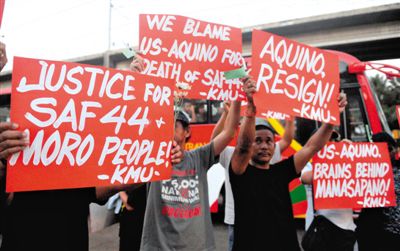 2月3日，菲律賓馬尼拉，民眾舉行示威游行悼念遇難的44名特警，并要求總統(tǒng)阿基諾下臺，對此次反恐行動失敗負責。