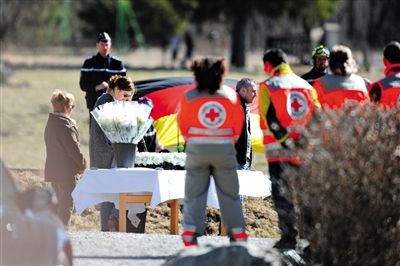 29日，法國塞訥鎮(zhèn)，搜救人員和遇難者家屬一同向遇難者致哀。