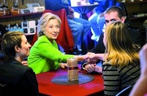 在宣傳片中，希拉里熱情地與三名“普通美國(guó)人”交談。