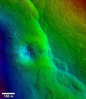 不只月球引力影響地球，科學(xué)家借由月球表面數(shù)千的裂縫推斷，地球引力似乎正對(duì)月球表面造成嚴(yán)重影響