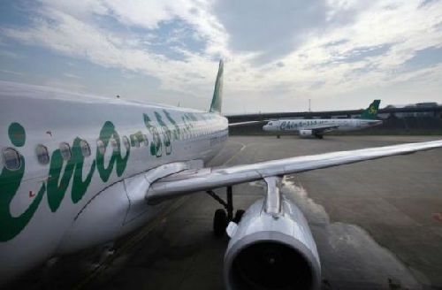 資料圖片：上海虹橋機(jī)場(chǎng)停靠的一架春秋航空客機(jī)。（圖片來(lái)源：路透社）