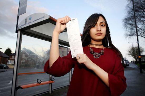 事發(fā)當(dāng)時(shí)薩迪克并未帶任何身份證件，無法證實(shí)自己真的只有15歲，百口莫辯的她，最后只好在全車乘客的注目下被趕下車和罰款，被迫走路回家。