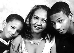 謝赫（右）和弟弟馬哈茂德（左）與母親合影。