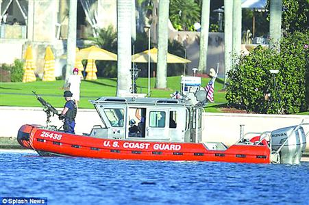 裝載了機關(guān)槍的海岸巡邏隊船只在來回巡邏 裝載了機關(guān)槍的海岸巡邏隊船只在來回巡邏