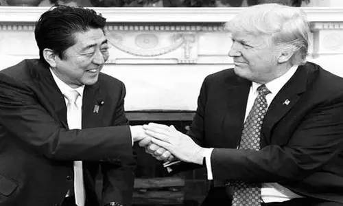 本來(lái)來(lái)訪者還應(yīng)包括墨西哥總統(tǒng)培尼亞·涅托的。但特朗普簽署行政令稱要在美國(guó)和墨西哥之間建墻，還要向墨西哥出口到美國(guó)的商品加征20%關(guān)稅的行為惹怒了墨西哥人。