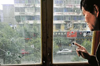 10月17日，朱先生家窗戶被擊穿。