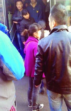 現(xiàn)場(chǎng)僵持不下，穿玫紅色衣服女子要車(chē)上乘客給她道歉