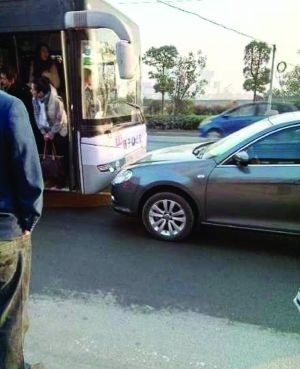 私家車(chē)堵在公交車(chē)前 　　