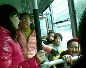 女孩沒(méi)給老太讓座被人批。