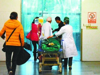 受傷女孩做完手術(shù)被送往重癥監(jiān)護(hù)室。記者楊濤 攝