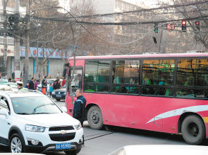 一個多小時，除了短暫的休息，郭師傅一直在車流中舉著木棍 圖片由市民孫先生提供