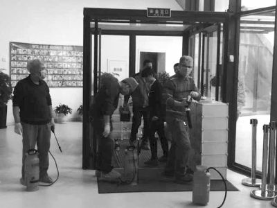 相關人員正在對園區(qū)消毒。讀者供圖