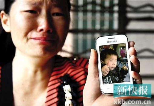 男童的舅媽拿著小益的照片,悲痛欲絕。 新快報記者 畢志毅 攝