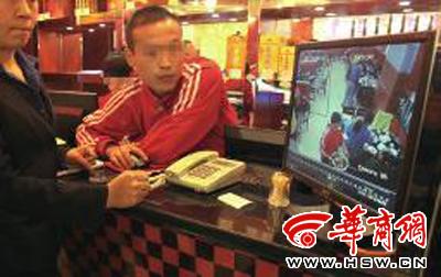 昨日，李女士展示從火鍋店抱回的火鍋，內(nèi)有濕巾