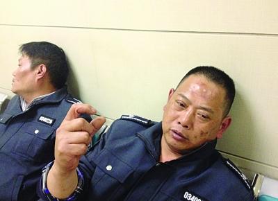 被打傷的城管隊(duì)員。陳郁攝