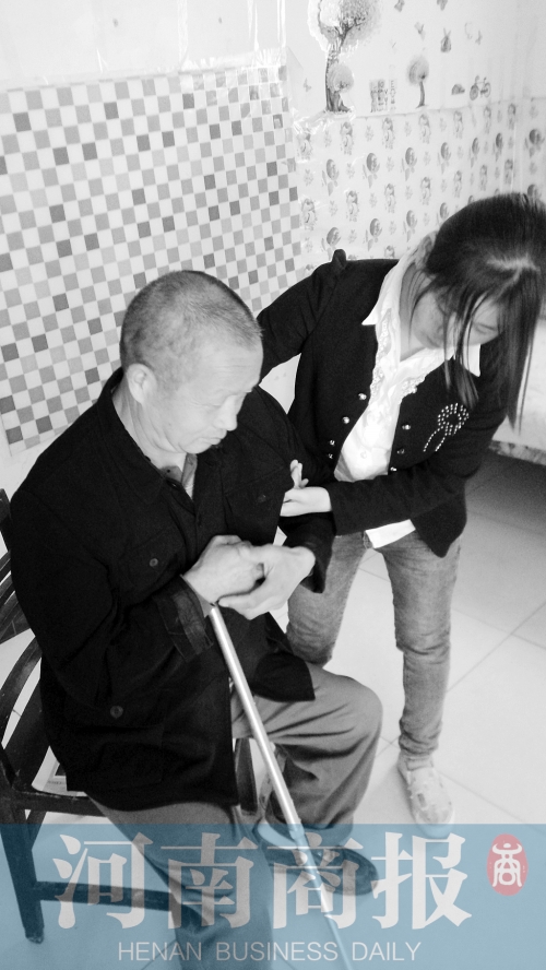 為了方便照顧爸爸，曾現(xiàn)春在學校旁邊租了一間房子