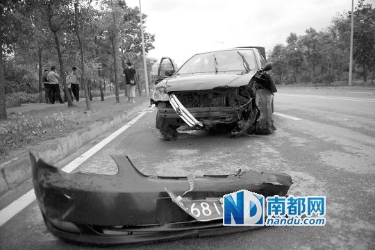 男子搶的比亞迪轎車車頭損毀嚴(yán)重。