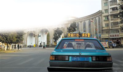 前天傍晚，石柱縣城內(nèi)，譚師傅開著“我被打劫，請報警”的出租車載客，市民看到后紛紛報警。網(wǎng)絡(luò)截圖