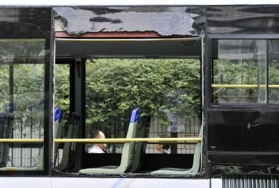 75路公交車車窗玻璃被砸碎。