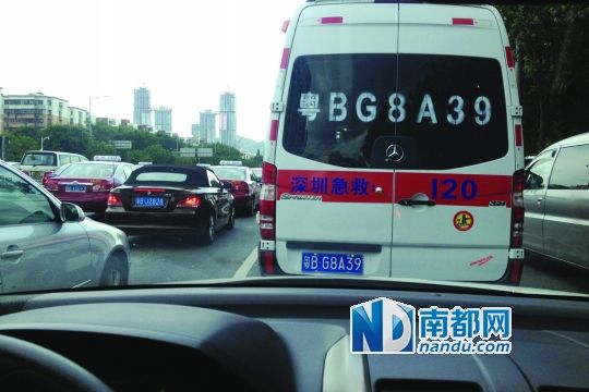 深圳:9名車主因不避讓救護(hù)車被扣分罰款 深圳:9名車主因不避讓救護(hù)車被扣分罰款