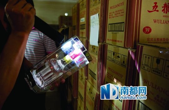 百萬豪宅成制假酒窩點 300元低檔酒勾兌上萬洋酒 百萬豪宅成制假酒窩點 300元低檔酒勾兌上萬洋酒