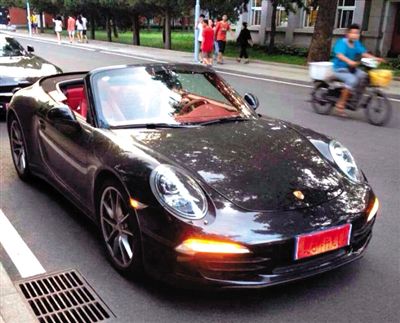 近日，一組“北體大畢業(yè)典禮豪車(chē)云集堪比車(chē)展”組圖在網(wǎng)絡(luò)爆紅。網(wǎng)絡(luò)截圖