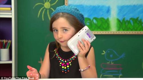 兒童試玩90年代游戲機面對“古董”困惑抓狂(圖) 兒童試玩90年代游戲機面對“古董”困惑抓狂(圖)