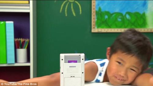 兒童試玩90年代游戲機 面對“古董”困惑抓狂 兒童試玩90年代游戲機 面對“古董”困惑抓狂