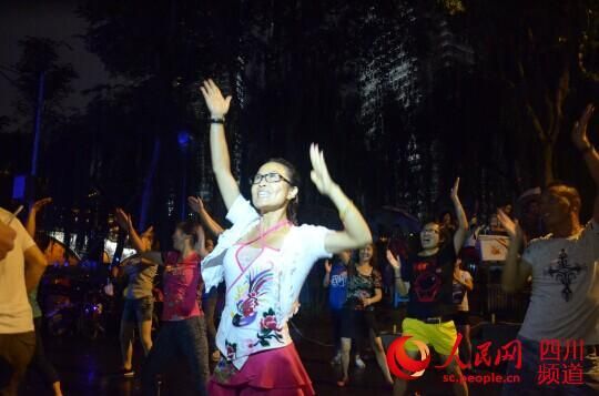 成都大媽暴雨中上演“小蘋(píng)果”快閃 成都大媽暴雨中上演“小蘋(píng)果”快閃