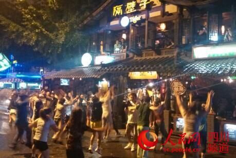 成都大媽暴雨中上演“小蘋(píng)果”快閃