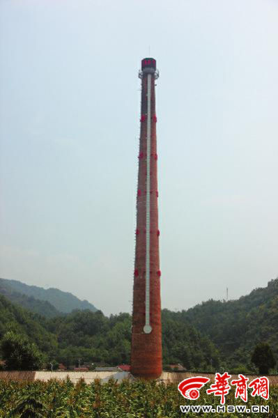 昨日中午，68米高的“溫度計(jì)”最上端，顯示著實(shí)時(shí)溫度