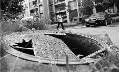 浙江小區(qū)現(xiàn)“紙片”窨井蓋 車(chē)輛碾軋后即破損