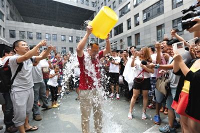 昨日，奇虎360董事長(zhǎng)周鴻祎公開展現(xiàn)參加“冰桶”挑戰(zhàn)的“濕身”過(guò)程。新京報(bào)記者 侯少卿 攝