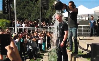 蘋果CEO蒂姆·庫(kù)克在自己公司的內(nèi)部活動(dòng)上，讓自己來(lái)了個(gè)透心涼。邀請(qǐng)庫(kù)克參加游戲的是他的下屬、蘋果高級(jí)副總裁菲爾·席勒。