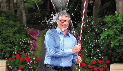 從蓋茨挑戰(zhàn)“冰桶”的視頻中可以發(fā)現(xiàn)微軟最新平板電腦Surface Pro 3的身影，網(wǎng)友稱蓋茨在做公益時(shí)還不忘給自家產(chǎn)品做代言。