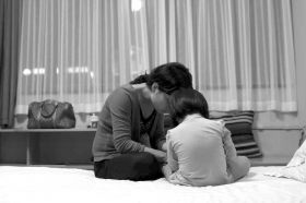 8月19日晚，河北石家莊市，多多的媽媽在酒店里安撫著孩子，3歲的多多一直在吵著要回家，看到陌生人就哭。圖/記者陳正