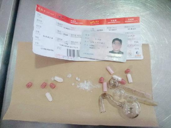 男子膠囊藏毒心虛 機(jī)場(chǎng)過安檢渾身抖動(dòng)